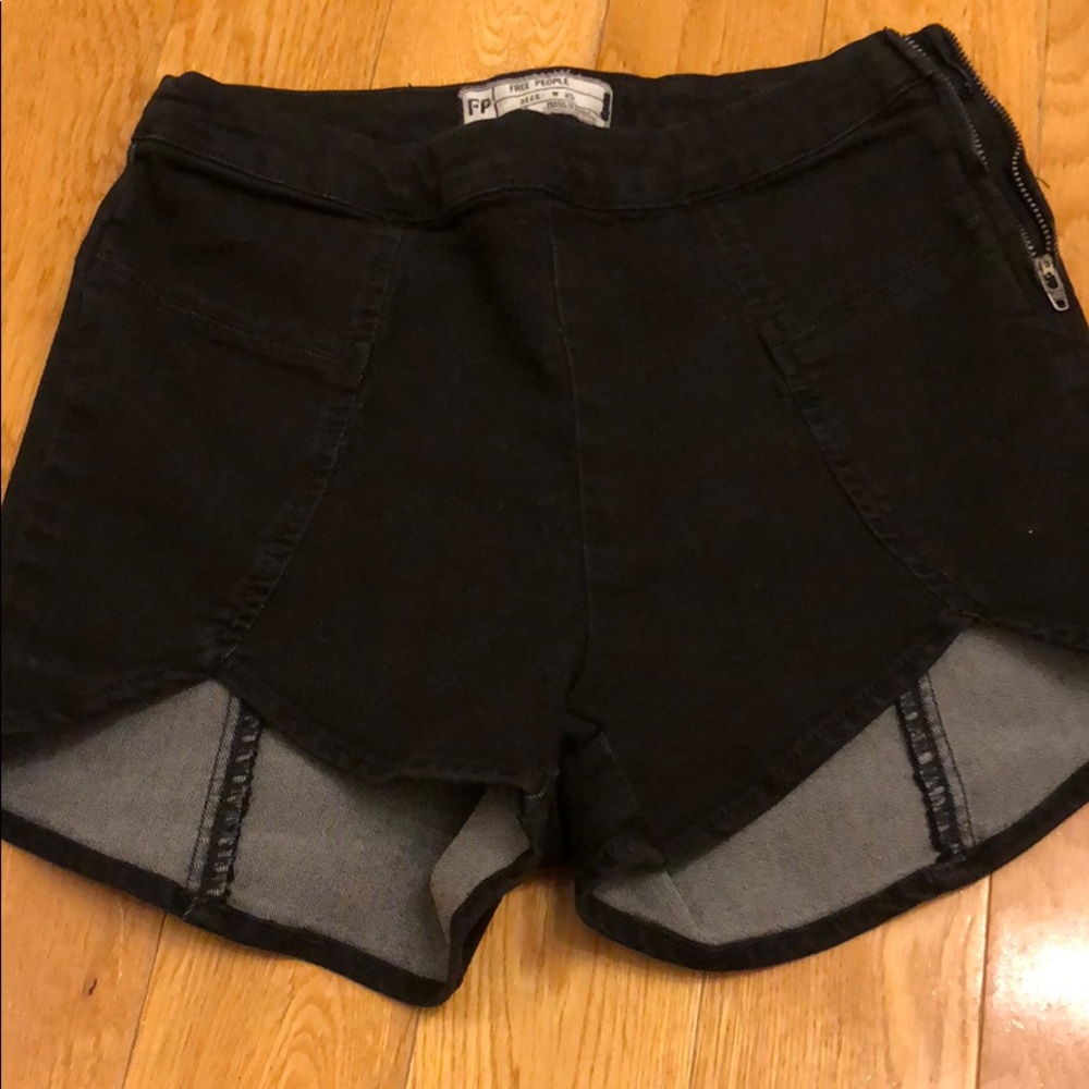 Black right high waist short